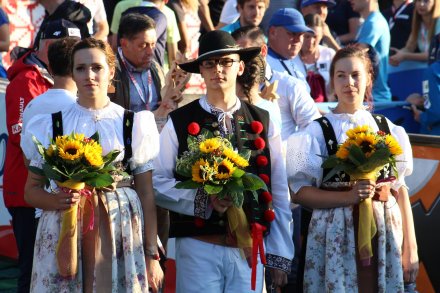 Górale z Wisły w oczekiwaniu na dekorację zwycięzców